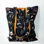 Υφασμάτινη Tote Bag 100% Βαμβακερή (OEKO-TEX) | Μα΄ύρο Λουλούδια | Επένδυση: Ώχρα | Διαστάσεις: 33x38 cm