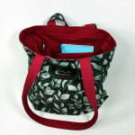 Υφασμάτινη Tote Bag 100% Βαμβακερή (OEKO-TEX) | Σχέδιο: Ασημοπράσινα Φύλλα σε Ανθρακί | Επένδυση: Κόκκινο Βοργουνδίας | Διαστάσεις: 33x38 cm