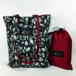 Υφασμάτινη Tote Bag 100% Βαμβακερή (OEKO-TEX) | Σχέδιο: Ασημοπράσινα Φύλλα σε Ανθρακί | Επένδυση: Κόκκινο Βοργουνδίας | Διαστάσεις: 33x38 cm