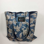 Υφασμάτινη Tote Bag 100% Βαμβακερή (OEKO-TEX) | Σχέδιο: Ντένιμ-Λουλούδια | Επένδυση: Μπλε | Διαστάσεις: 38x38 cm